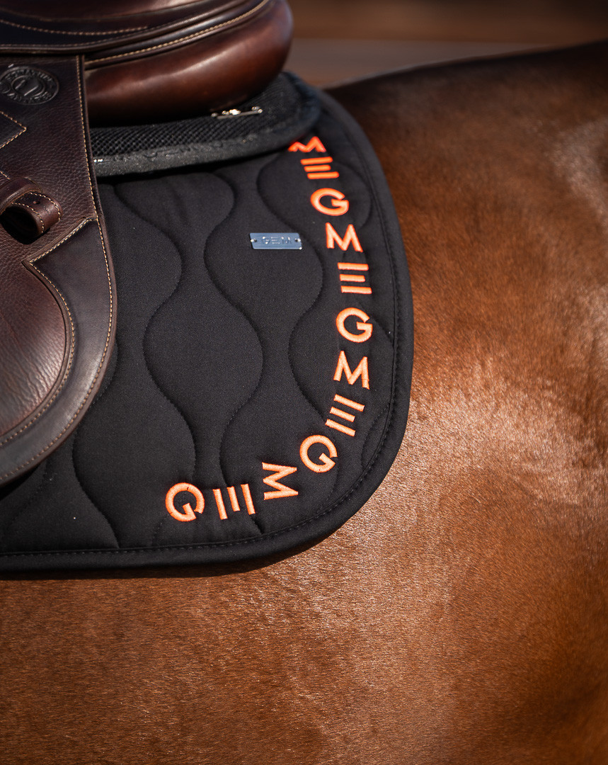 GEM - Tapis de selle "Essentiel" Noir/Corail – Image 3
